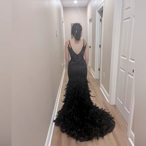 Black mermaid prom dress. I’m 5’2. Worn once and in good condition!